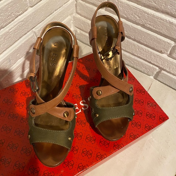 These neutral colors are a must! Size 6 Guess box is not available - Picture 5 of 5